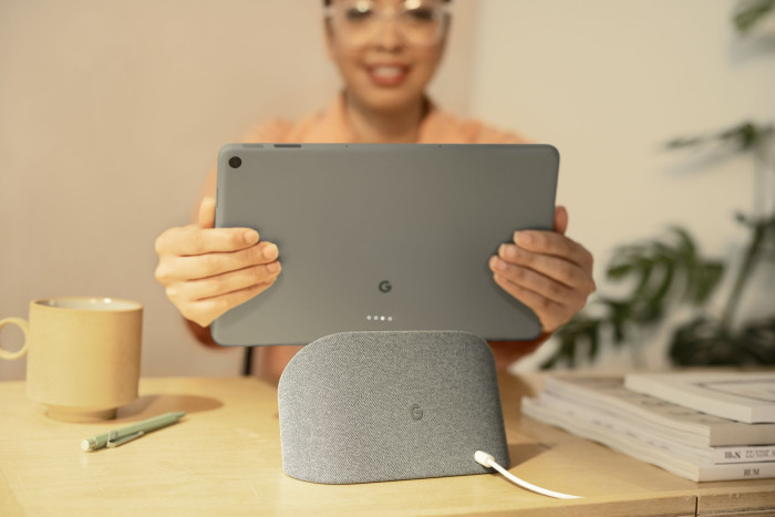 Das Pixel Tablet im mitgelieferten Smart-Dock (Bild: Google)